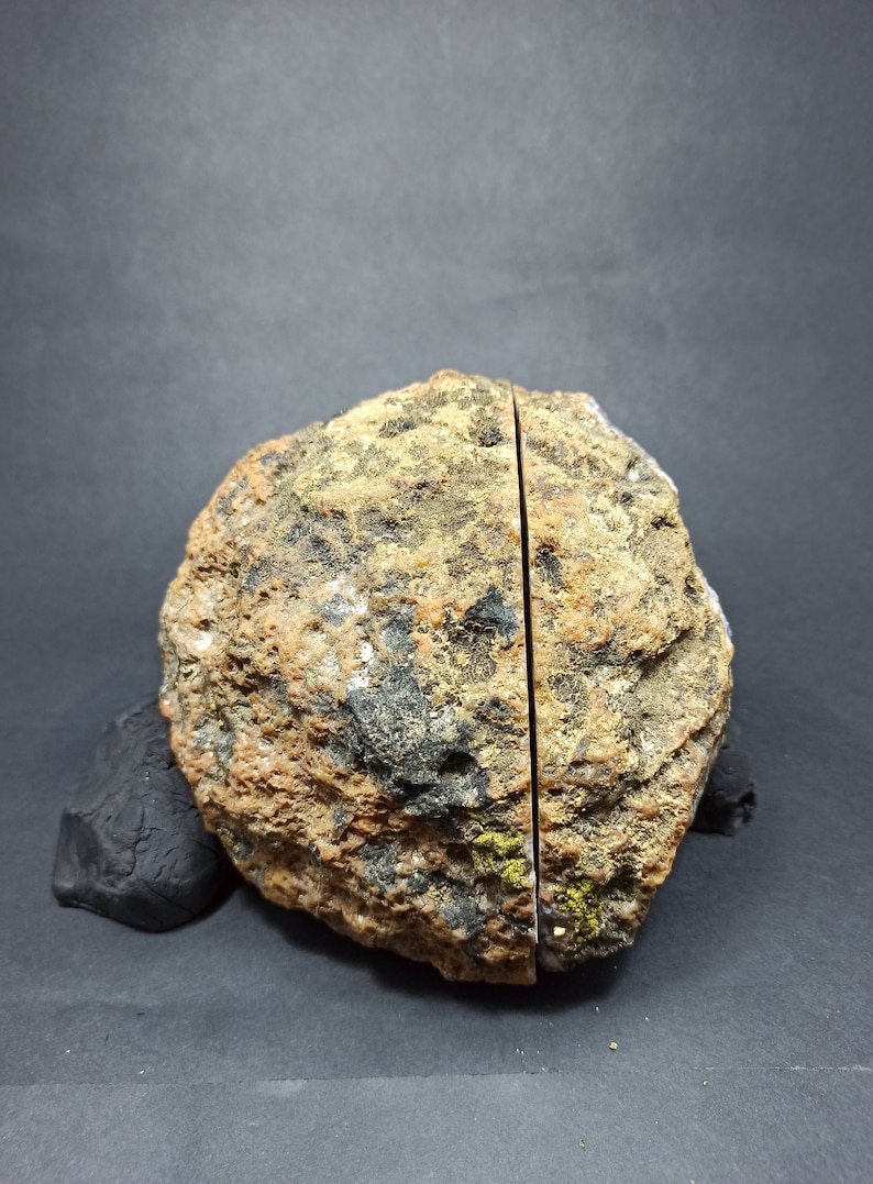 Turkish Agate 14x13x7 cm Blue and Snowflake Thunderegg Agate Specimen - 2000 gr.- Polished is Optional