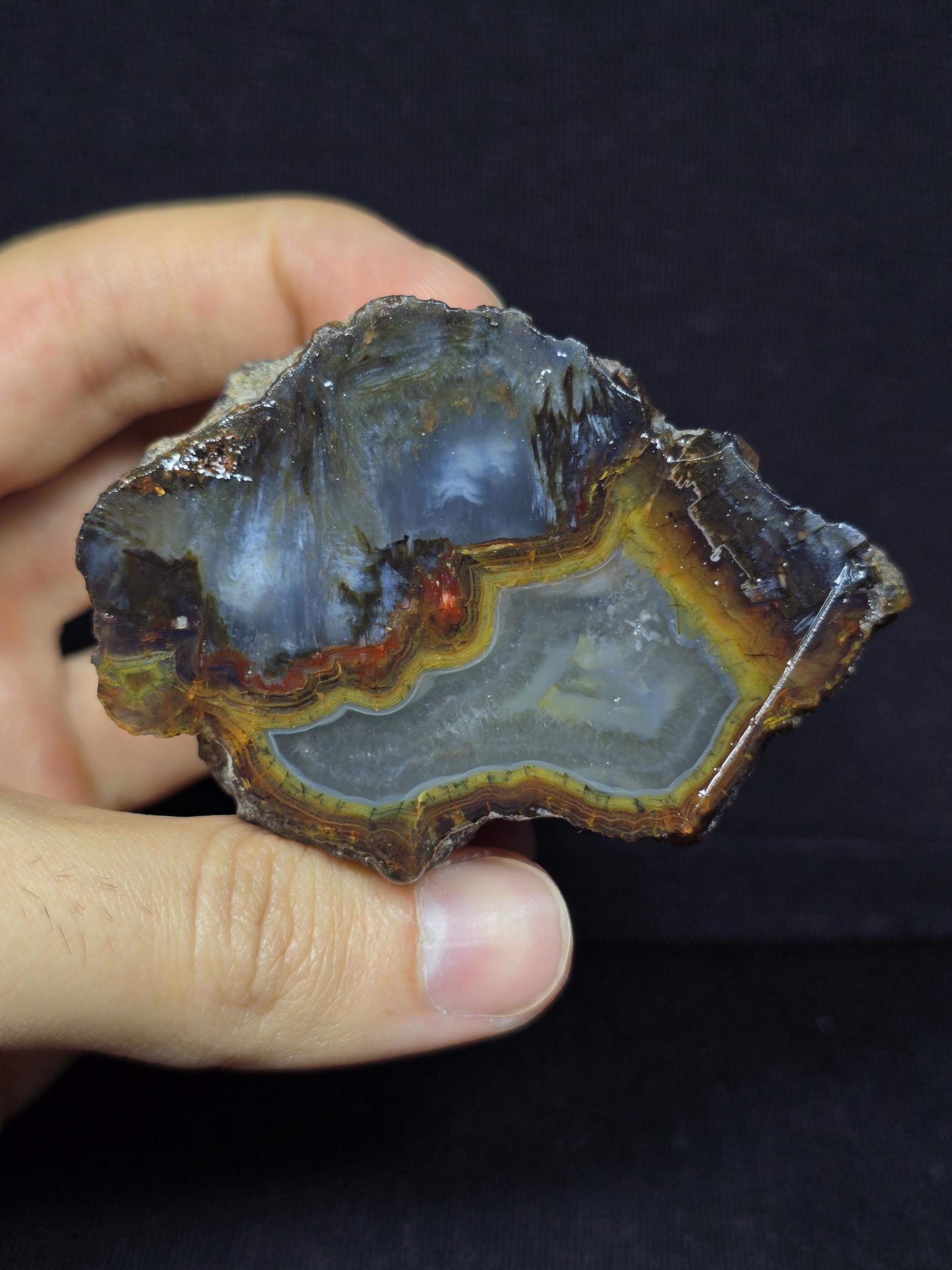 黄色とオレンジ色の縞模様と水晶の瑪瑙、研磨されたトルコ瑪瑙のペア