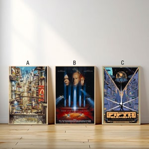 Pode incluir: Três cartazes de filmes diferentes para o filme "O Quinto Elemento". O primeiro cartaz apresenta uma cidade com veículos voadores. O segundo cartaz apresenta os principais atores do filme. O terceiro cartaz apresenta uma cidade estilizada com um casal dançando em primeiro plano.