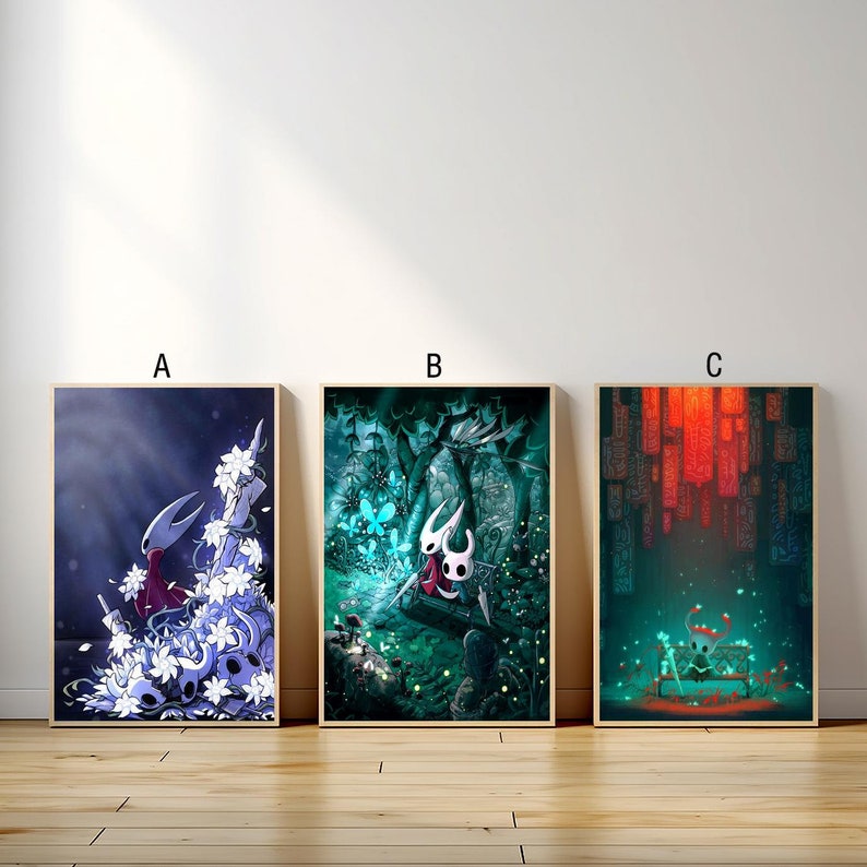 K&ouml;nnte beinhalten: Drei gerahmte Illustrationen mit Charakteren aus dem Videospiel Hollow Knight. Das erste Bild zeigt eine wei&szlig;e und blaue Figur, die in einem Feld mit wei&szlig;en Blumen steht. Das zweite Bild zeigt zwei wei&szlig;e und blaue Figuren, die in einem Wald stehen. Das dritte Bild zeigt eine rote und wei&szlig;e Figur, die auf einer Bank in einem dunklen Raum sitzt.