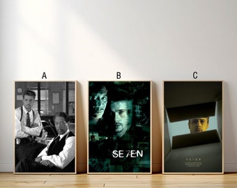 Könnte beinhalten: Drei Filmplakate für den Film "Seven" mit den Schauspielern Morgan Freeman und Brad Pitt. Das erste Plakat ist in Schwarzweiß und zeigt die beiden Schauspieler in einer Polizeistation. Das zweite Plakat ist farbig und zeigt eine Nahaufnahme von Brad Pitts Gesicht. Das dritte Plakat ist farbig und zeigt Brad Pitts Gesicht, das aus einer Kiste schaut.