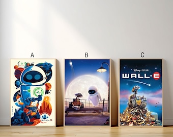 Puede incluir: Tres pósters diferentes con los personajes de la película animada WALL-E. El primer póster presenta a WALL-E y EVE en un diseño colorido y estilizado. El segundo póster muestra a WALL-E y EVE en un paisaje lunar. El tercer póster presenta a WALL-E en un montón de basura con el título de la película, "WALL-E", en el fondo.