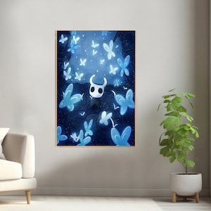 K&ouml;nnte beinhalten: Eine digitale Illustration einer Figur aus dem Videospiel Hollow Knight, die in einem dunklen Wald steht, umgeben von leuchtend blauen Schmetterlingen.