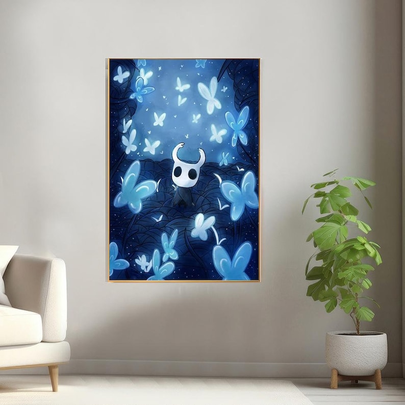 K&ouml;nnte beinhalten: Eine digitale Illustration einer Figur aus dem Videospiel Hollow Knight, die in einem dunklen Wald steht, umgeben von leuchtend blauen Schmetterlingen.