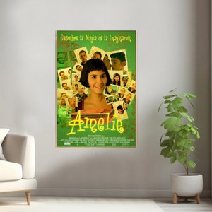 May include: A movie poster for the film "Am&eacute;lie" featuring a collage of images of the main character, a young woman with short dark hair, and other characters from the film. The poster is on a green background with a yellow border and the title "Am&eacute;lie" in yellow letters. The text "Descubre la Magia de la Imaginaci&oacute;n" is at the top of the poster.