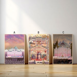 Puede incluir: Tres pósters diferentes de la película El Gran Hotel Budapest. El primer póster es un diseño simple con un edificio rosa y montañas en el fondo. El segundo póster es una ilustración detallada del hotel con muchos personajes y detalles. El tercer póster es un póster más tradicional con un edificio rosa y montañas en el fondo.