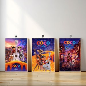 Peut inclure: Trois affiches de film pour le film d'animation Coco, mettant en scène des personnages du film. Les affiches sont disposées en rangée, avec le titre "Coco" en gros caractères en haut de chaque affiche. La première affiche présente un groupe de personnages jouant de la musique, la deuxième affiche présente un personnage jouant de la guitare, et la troisième affiche présente un personnage jouant de la guitare et chantant.