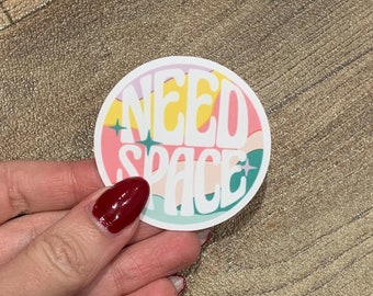 Sticker Need Space: retro mat gelamineerde gestanste sticker