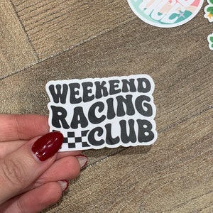 Mini Weekend Racing Club mat gelamineerde sticker, gestanste sticker, Formule 1-sticker, F1-themasticker, motorsportsticker
