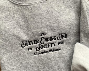 Sudadera de cuello redondo bordada en gris estilo literario: Diseño de la lista de libros pendientes