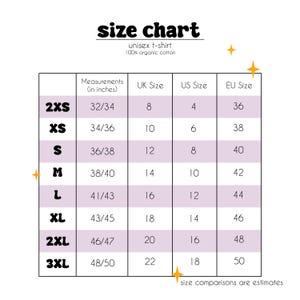 Puede incluir: Una tabla de tallas para una camiseta unisex de algod&oacute;n 100% org&aacute;nico. La tabla incluye medidas en cent&iacute;metros, tallas del Reino Unido, EE. UU. y la UE, que van desde 2XS hasta 3XL. La tabla es blanca con un borde morado.