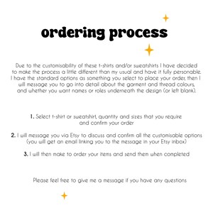 Puede incluir: Fondo blanco con el texto "ordering process" en negrita negra. El texto explica los pasos para pedir camisetas y sudaderas personalizables, incluyendo la selecci&oacute;n del art&iacute;culo, la discusi&oacute;n de opciones a trav&eacute;s de Etsy y la ejecuci&oacute;n del pedido.