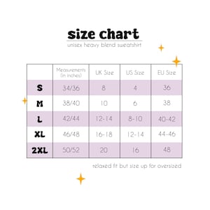 Puede incluir: Una tabla de tallas para una sudadera unisex de mezcla pesada. La tabla incluye medidas en pulgadas, tallas del Reino Unido, tallas de EE. UU. y tallas de la UE, que van de la S a la 2XL. Tambi&eacute;n se incluye el texto "corte holgado pero talla m&aacute;s grande para oversize".