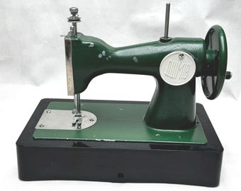 Sovjet speelgoednaaimachine, vintage USSR kinderhandslinger metalen naaimachine, collectible groen model, industrieel decor, retro cadeau