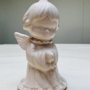 Vintage weiße Keramik Engel Figur - 10 cm Sammler Dekor, Shabby Chic Engel, handgemachte Engel Statue, minimalistische Keramikkunst