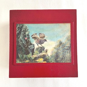 Caixa de joias vintage de couro sintético vermelho dos anos 1960 com cena de cartão postal de pássaro lenticular, URSS, soviética, feita à mão, 18 x 18 cm