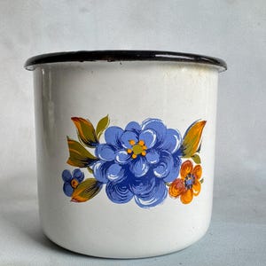 Tazza sovietica vintage in smalto con motivo floreale – Tazza in metallo retrò, smaltatura da collezione, tazza da falò anni '80