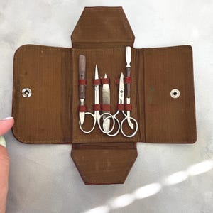 Vintage Manicure Set in Embossed Brown Leather Case – 5pc Nail Grooming Tools – Mid Century Nail Kit – Retro Beauty Gift Idea