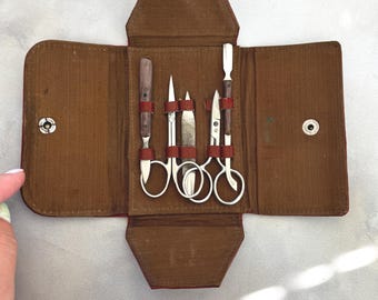 Vintage Manicure Set in Embossed Brown Leather Case – 5pc Nail Grooming Tools – Mid Century Nail Kit – Retro Beauty Gift Idea