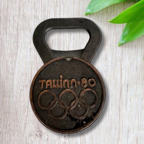 Soviet Union Flag Bottle Opener Keychain - 55mm Button Badge With Removable Key Ring | Novelty Gift & Functional Opener