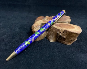 Elegante pluma cloisonné con diseño floral y recambio en caja de estilo chino.