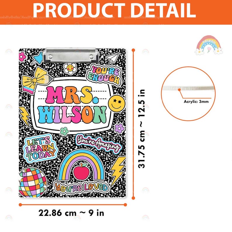Puede incluir: Un portapapeles rectangular de acr&iacute;lico que mide 31,75 cm por 22,86 cm con un grosor de 3 mm. La superficie presenta un patr&oacute;n moteado en blanco y negro decorado con pegatinas coloridas que incluyen un arco&iacute;ris, una manzana y texto.