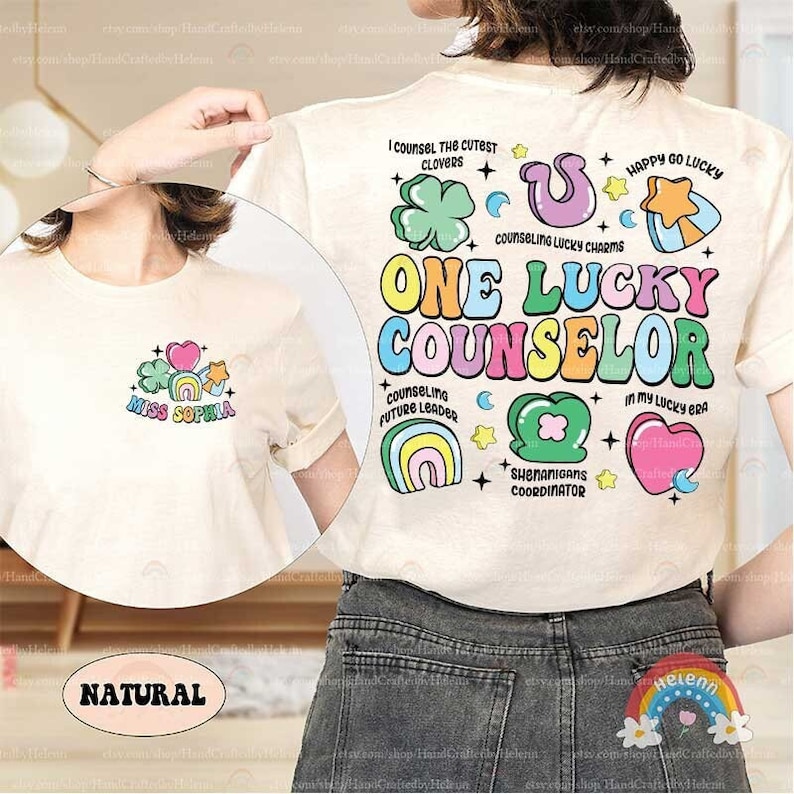 Puede incluir: Una camiseta blanca con un dise&ntilde;o gr&aacute;fico colorido que dice "One Lucky Counselor". El dise&ntilde;o incluye arco&iacute;ris, corazones, estrellas y tr&eacute;boles. El texto "Miss Sophia" est&aacute; en la parte delantera de la camiseta.