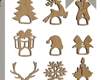 Könnte beinhalten: Satz mit neun Weihnachts-Serviettenringen aus Holz. Die Ringe zeigen verschiedene festliche Designs, darunter einen Weihnachtsbaum, ein Rentier, einen Schneemann, eine Geschenkbox, eine Weihnachtsmütze, eine Schleife, eine Schneeflocke und eine Kerze.