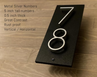 Puede incluir: Números de casa de metal plateado 7 y 8 sobre fondo negro. Los números miden 12,7 cm de alto y 1,27 cm de grosor. Metal Silver Numbers 5 inch tall numbers 0.5 inch thick Great Contrast Rust proof Vertical / Horizontal