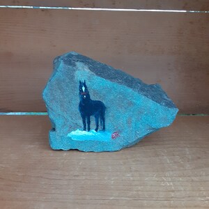 Zwart Paard in Sneeuw Acryl schilderij op rots