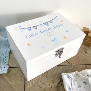 Caja de recuerdos de madera blanca con guirnalda azul personalizada para recién nacidos / Regalo para padres primerizos / Regalo de bautizo / Caja personalizada / 3 tamaños
