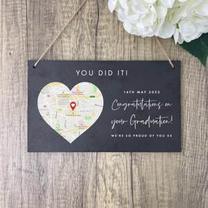 Personalisierte Herzkarte Lage Schiefer Hängetafel | 25x15cm | Valentinstag | Hochzeit | Jubiläum | Neue Start | Abschluss | Jede Gelegenheit