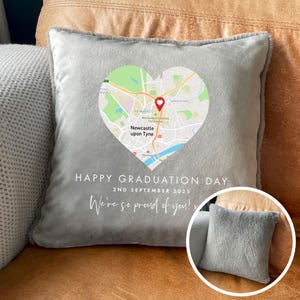 Cojín de piel sintética con mapa de ubicación en forma de corazón personalizado / Cojín personalizado / Cumpleaños / Nuevo hogar / Aniversario / San Valentín / Día de la madre