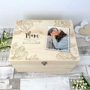 Caja de recuerdos conmemorativa de madera de pino con flores personalizada - 5 tamaños (16 cm / 20 cm / 26 cm / 30 cm / 36 cm)