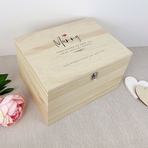 Scatola dei ricordi personalizzata in legno di pino con cuore rosso - Regalo per la festa della mamma