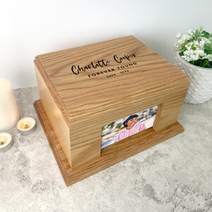 Gepersonaliseerde eikenhouten fotourn | Kist met modern sierlijk ontwerp, inhoud 3,7 liter