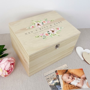 Op de afbeelding: Een houten bewaardoos met een bloemenmotief en de tekst "NAN'S BITS & BOBS LOVE FROM NOAH AND ROSIE".