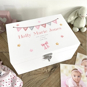 Caja de recuerdos de madera blanca con guirnalda rosa personalizada para recién nacido - 3 tamaños (22 cm / 27 cm / 30 cm)