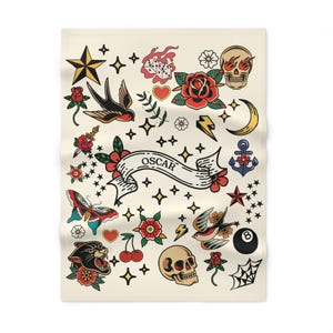 Könnte beinhalten: Cremefarbene Decke mit traditionellen Tattoo-Illustrationen. Designs umfassen ein Banner mit dem Namen "OSCAR", Sterne, Rosen, Schwalben, Totenköpfe, einen Schmetterling und eine schwarze Billardkugel.