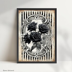 Pu&ograve; includere: Una stampa artistica rettangolare che raffigura un gruppo di rose nere scure centrate all'interno di una cornice ovale decorata. Lo sfondo &egrave; composto da strisce verticali bianche e nere con una texture beige invecchiata sui bordi.
