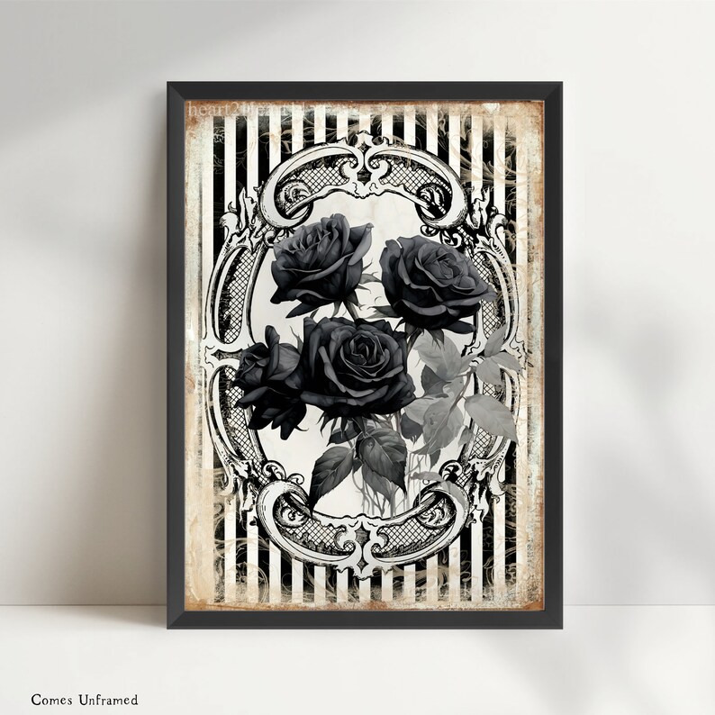 Pu&ograve; includere: Una stampa artistica rettangolare che raffigura un gruppo di rose nere scure centrate all'interno di una cornice ovale decorata. Lo sfondo &egrave; composto da strisce verticali bianche e nere con una texture beige invecchiata sui bordi.