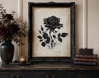 Puede incluir: Una lámina de arte mural rectangular con una detallada ilustración en tinta negra de una rosa en flor con capullos y hojas sobre un fondo crema con tenues patrones de remolinos, en un marco oscuro y ornamentado con texto.