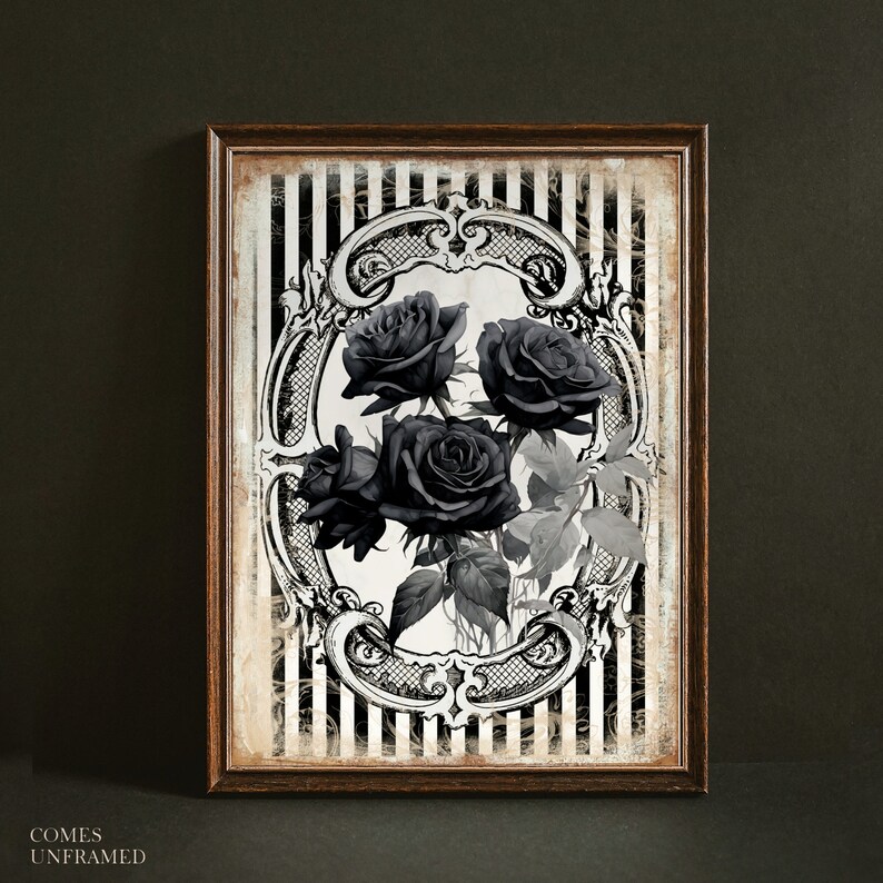 Pu&ograve; includere: Una stampa artistica da parete rettangolare con una cornice ovale centrale contenente un bouquet di rose nere scure. Lo sfondo &egrave; costituito da strisce verticali bianche e nere con una texture usurata. Il testo COMES UNFRAMED &egrave; stampato in basso.