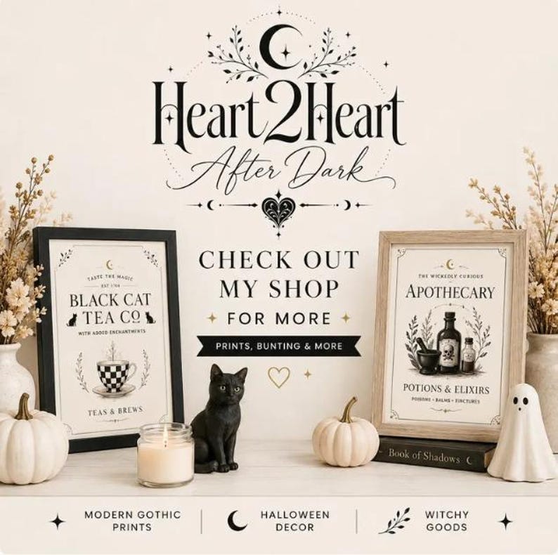 Pu&ograve; includere: Due stampe incorniciate intitolate Black Cat Tea Co e Apothecary, una statuetta di gatto nero, una candela bianca in barattolo, due zucche bianche e una statuetta a forma di fantasma. Il testo recita Heart 2 Heart After Dark, Check Out My Shop For More, Prints, Bunting & More.