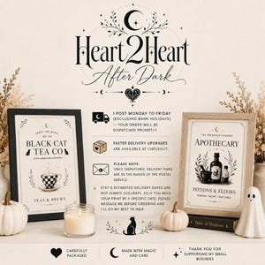 Pu&ograve; includere: Due stampe incorniciate intitolate Black Cat Tea Co e Apothecary Potions & Elixirs, esposte con una candela bianca, due piccole zucche bianche e una statuetta a forma di fantasma. Il testo Heart 2 Heart After Dark &egrave; centrato sopra le stampe.