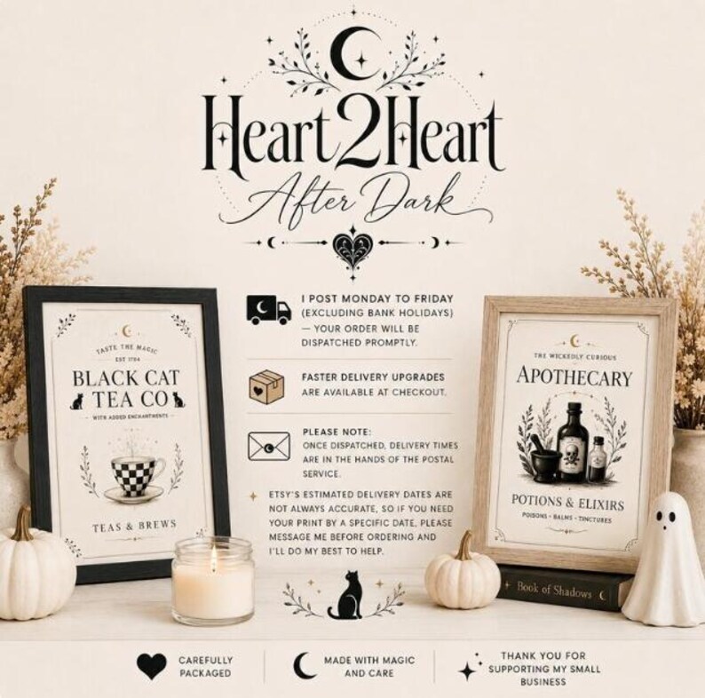 Pu&ograve; includere: Due stampe incorniciate intitolate Black Cat Tea Co e Apothecary Potions & Elixirs, esposte con una candela bianca, due piccole zucche bianche e una statuetta a forma di fantasma. Il testo Heart 2 Heart After Dark &egrave; centrato sopra le stampe.