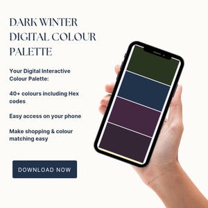 Könnte beinhalten: Ein Smartphone zeigt eine digitale Farbpalette mit dunklen Winterfarben: Waldgrün, Marineblau, Pflaume und tiefes Lila. Der Bildschirm wird in einer Hand gehalten, mit dem Text "DARK WINTER DIGITAL COLOUR PALETTE". Das Telefon zeigt auch den Text "DOWNLOAD NOW".