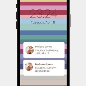 Może przedstawiać: Smartfon wyświetla ekran blokady z kolorowym, paskowanym tłem. Widoczna jest godzina 23:24 i data wtorek, 11 kwietnia. Wyświetlane są dwa powiadomienia od Melissy Jones, jedno dotyczące dnia spa 15 stycznia, a drugie z prośbą o potwierdzenie obecności o godzinie 09:00.