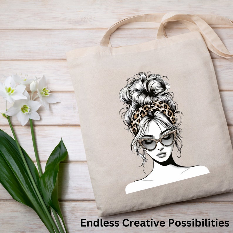 Pu&ograve; includere: Una borsa tote con un'illustrazione in bianco e nero di una donna con una fascia per capelli a stampa leopardata e occhiali da sole. Il testo "Endless Creative Possibilities" &egrave; stampato sul fondo della borsa.