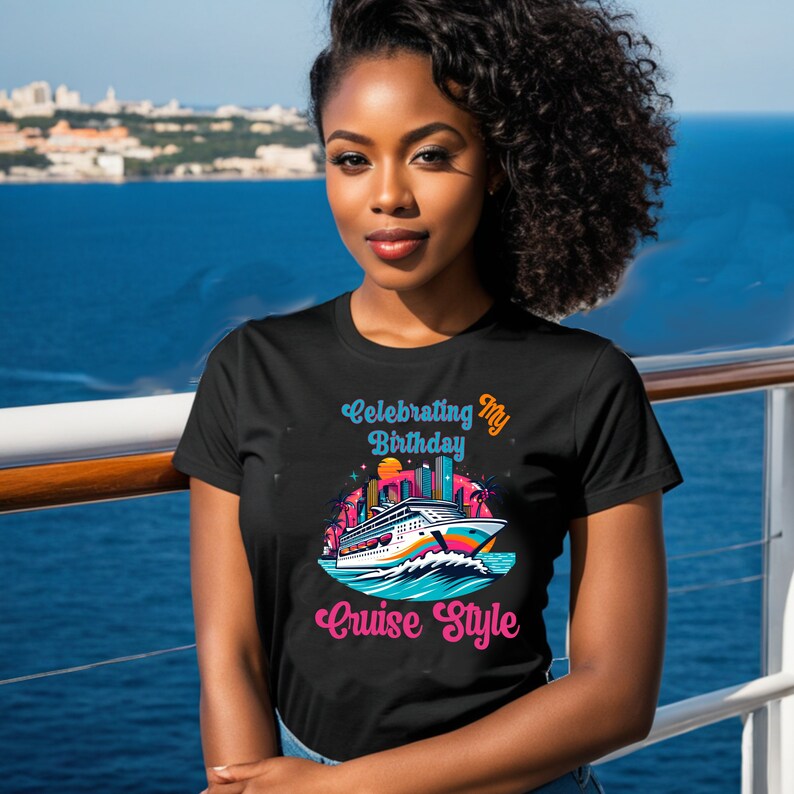 Pu&ograve; includere: Maglietta nera con una grafica di una nave da crociera e il testo "Celebrating My Birthday Cruise Style".